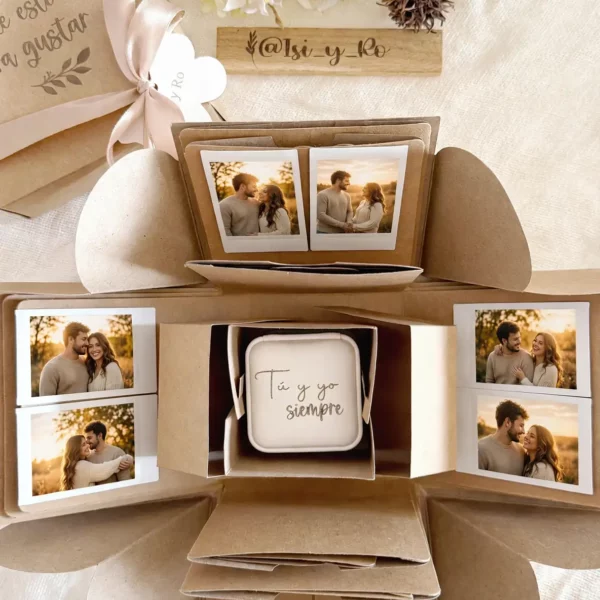 Caja sorpresa abierta con fotos de pareja y mensajes personalizados en cada compartimento