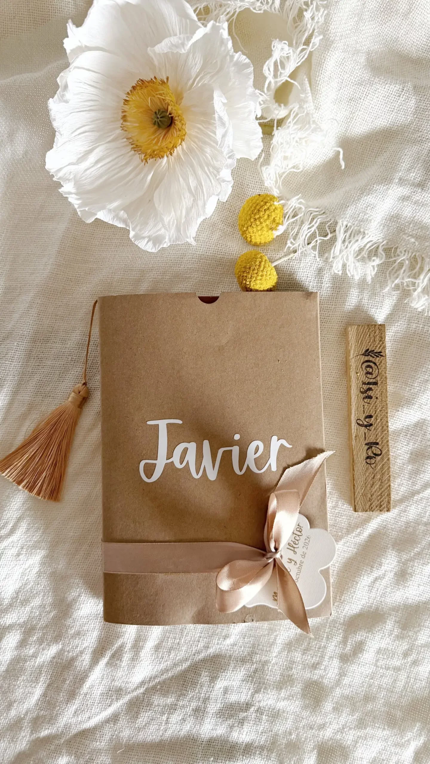 Funda de papel kraft con nombre en vinilo blanco, lazo de raso y borla, para cuaderno personalizado de regalo