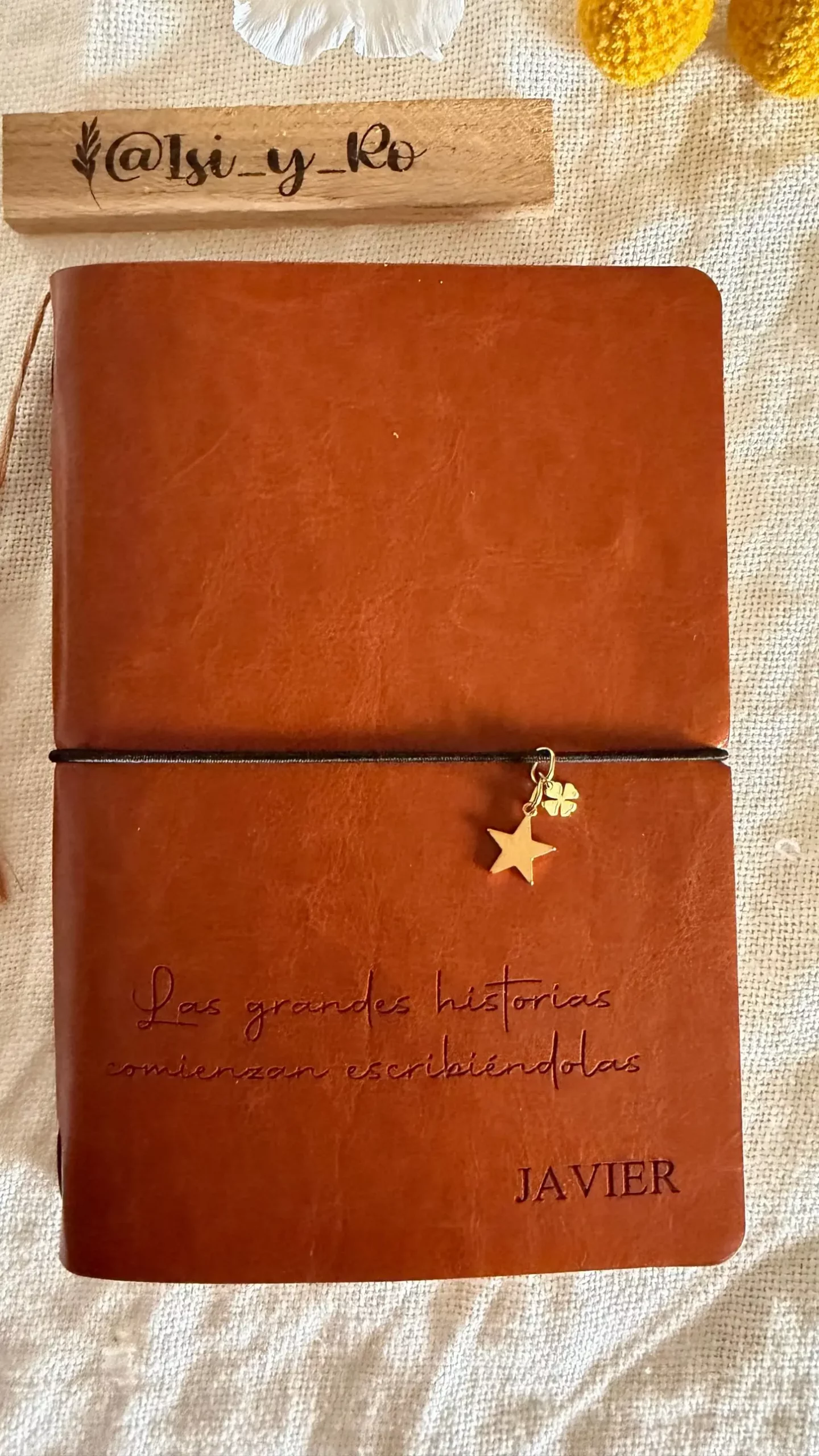 Cuaderno de cubierta efecto piel con frase grabada, nombre y charm dorado de estrella y trébol