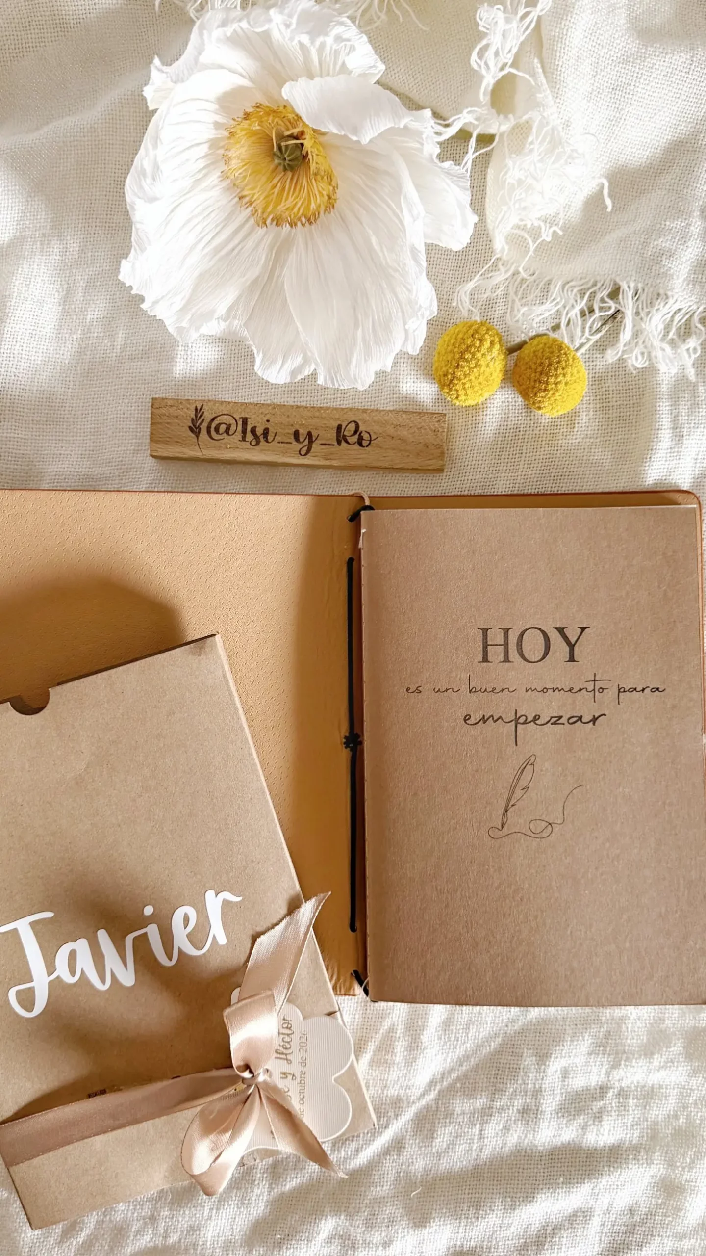 Cuaderno personalizado abierto con la página “Hoy es un buen momento para empezar” junto a su funda kraft