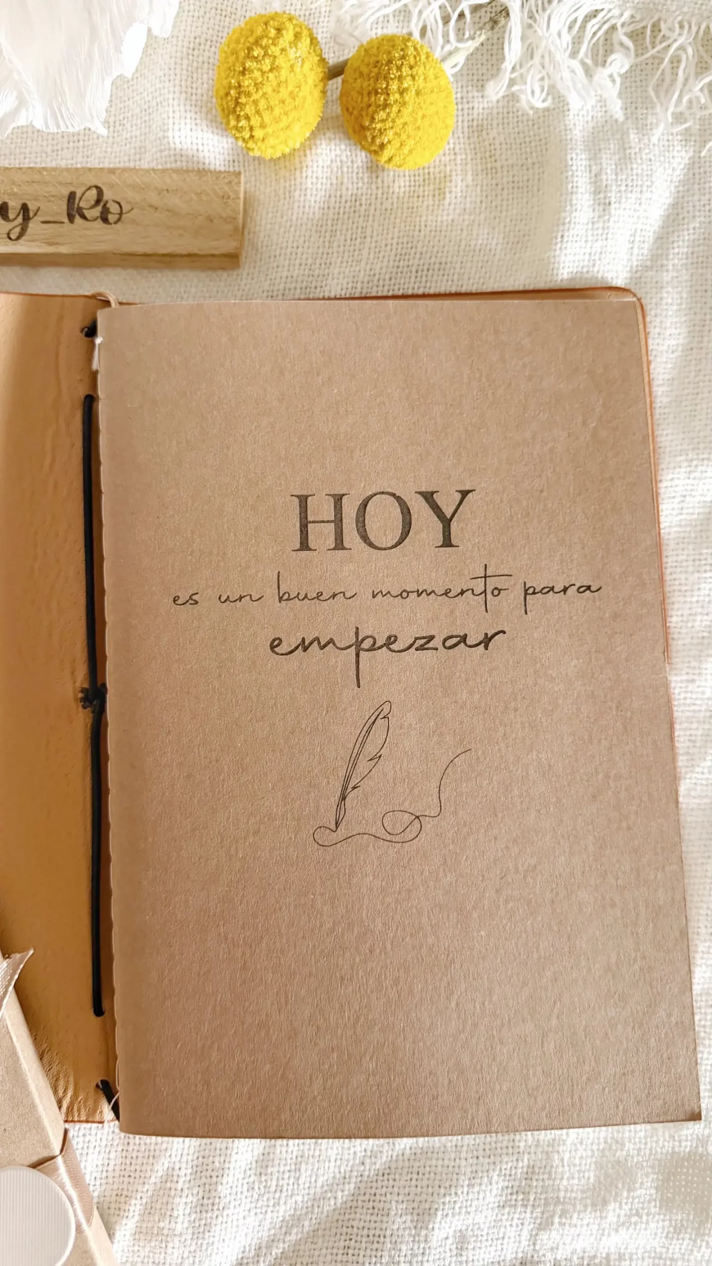 Página interior del cuaderno con el mensaje “Hoy es un buen momento para empezar” y una pluma ilustrada