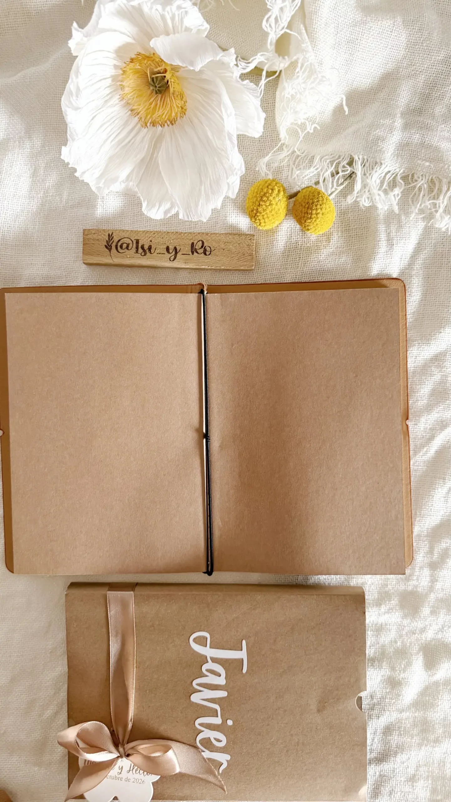 Cuaderno personalizado abierto con hojas lisas de papel kraft y cierre de goma elástica negra