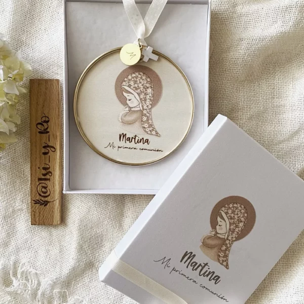 Medalla de comunión personalizada con cinta marfil dentro de su caja regalo blanca, con la tapa al lado