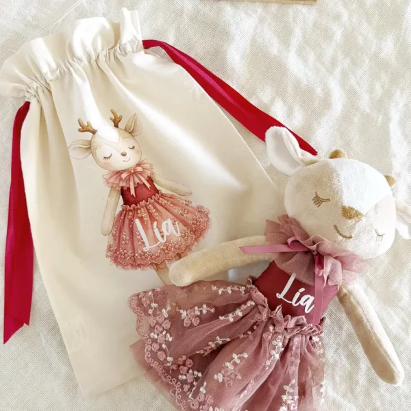 Muñeca de ciervo personalizada con su bolsa de tela a juego y cinta roja