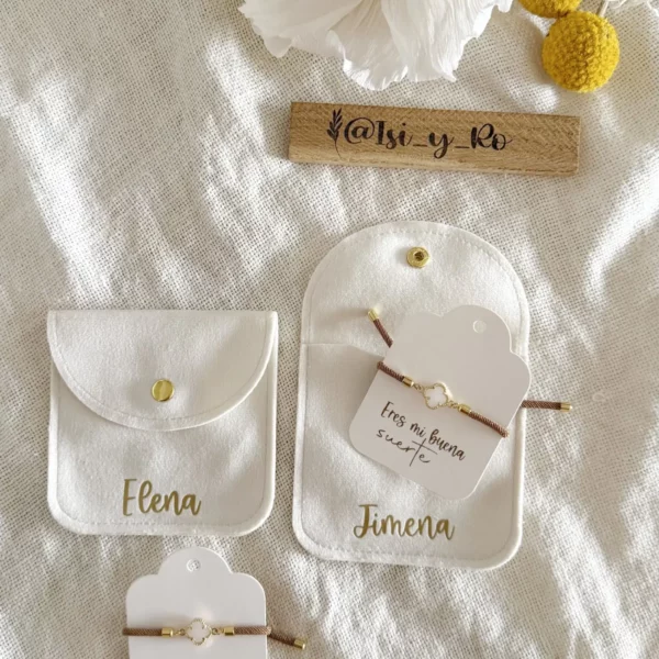 Bolsitas de terciopelo personalizadas con nombre y pulsera de la suerte dentro de su tarjeta