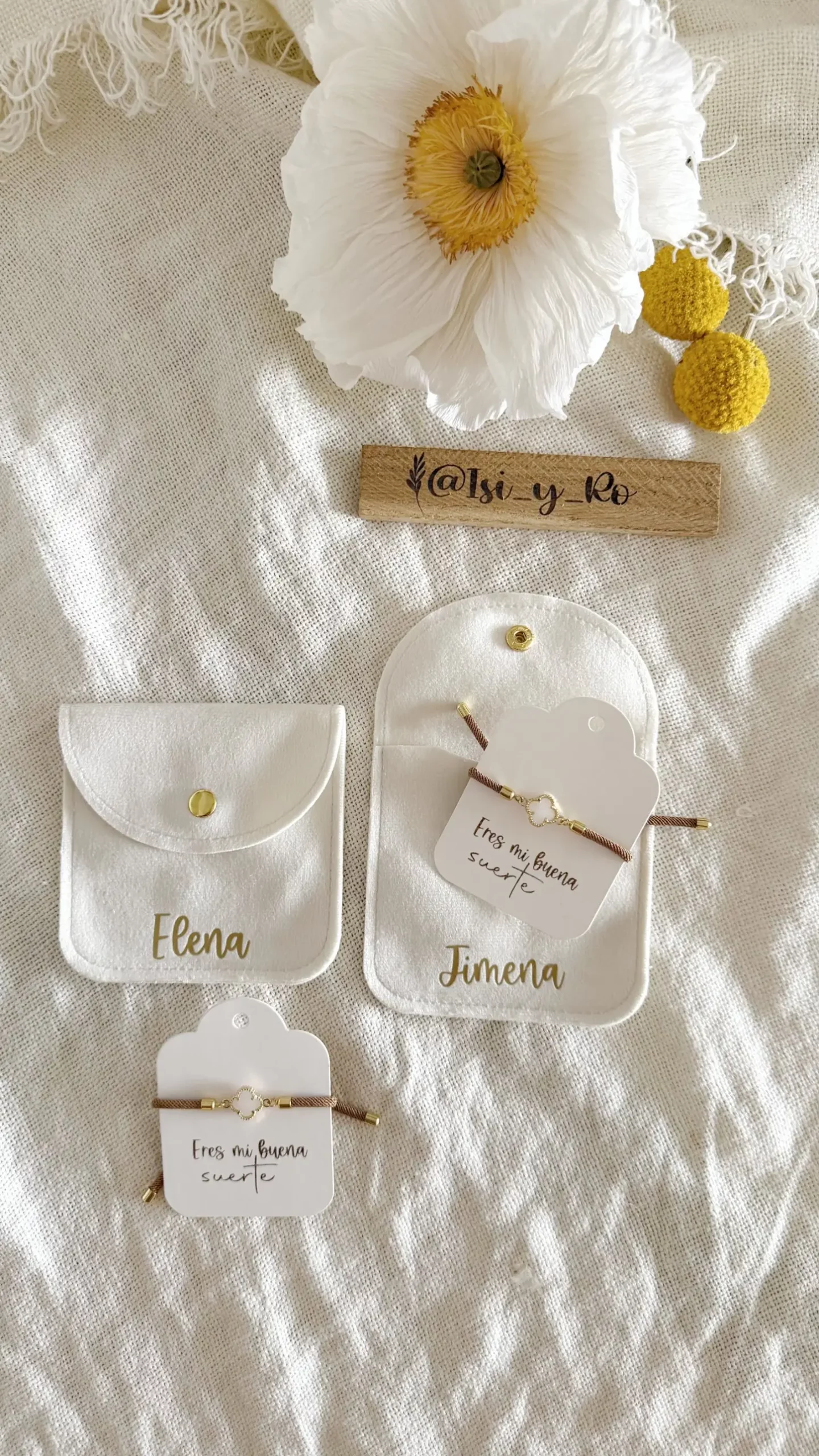 Bolsitas de terciopelo personalizadas con nombre y pulsera de la suerte dentro de su tarjeta