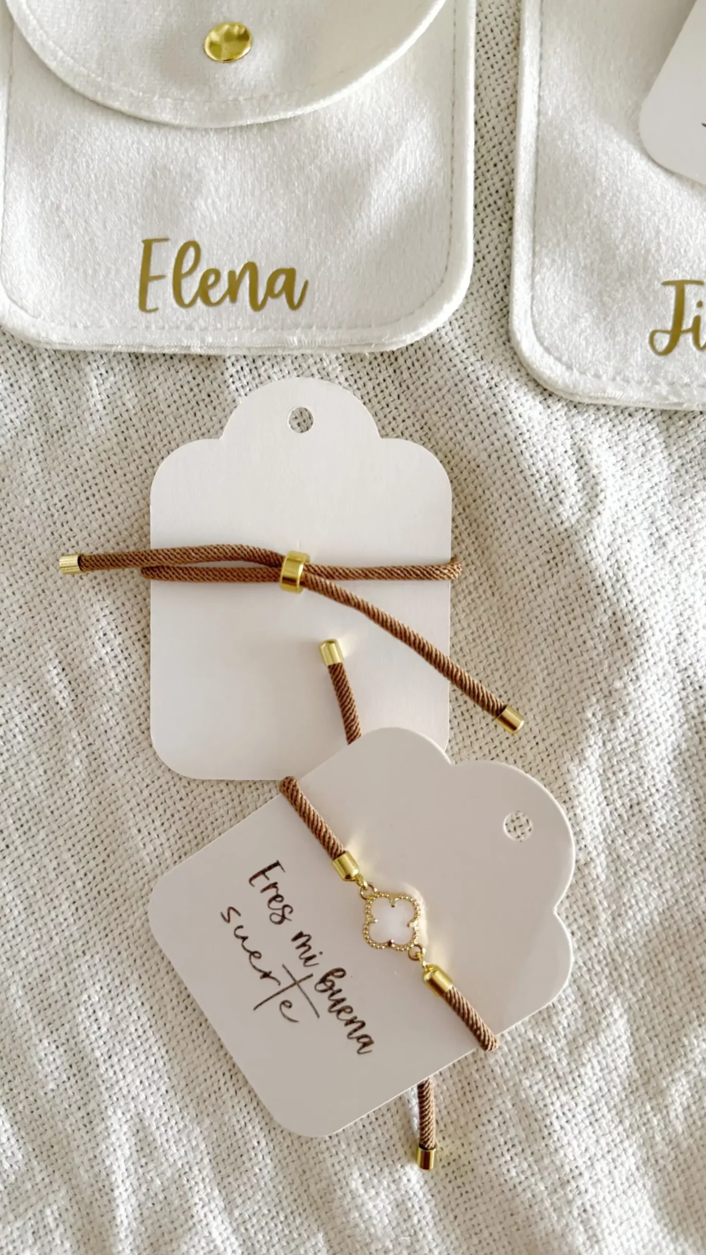 Pulsera de la suerte con trébol de nácar y bolsa de terciopelo blanca personalizada con nombre en dorado