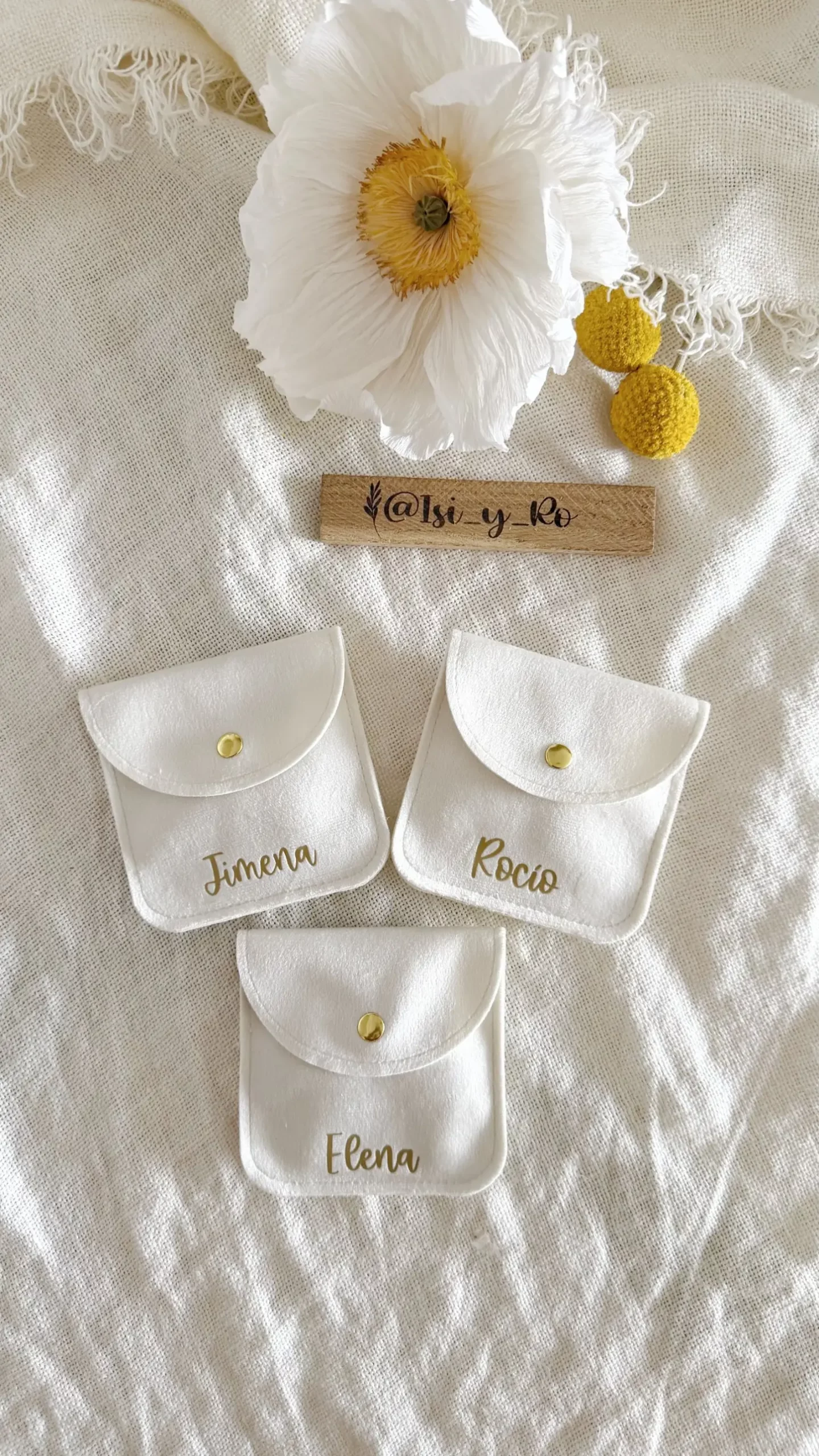 Tres bolsas de terciopelo blanco con broche dorado y nombre personalizado en vinilo dorado