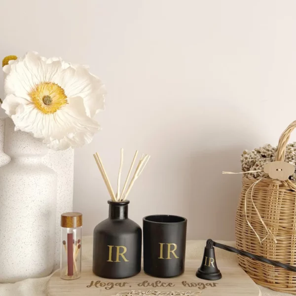 Conjunto de decoración para el hogar con mikado, vela, apagavelas y cerillas personalizados sobre tabla de madera
